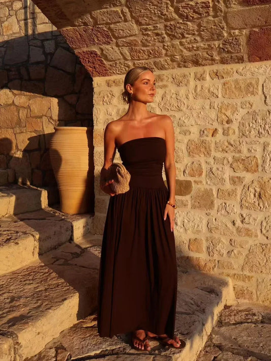 Vestido "Sculpt-Off": Diseño Strapless con Plisado Arquitectónico