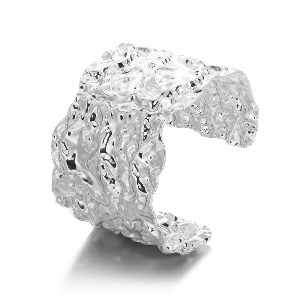 Brazalete "Flora-Steel": Una Escultura Botánica en Acero y Oro