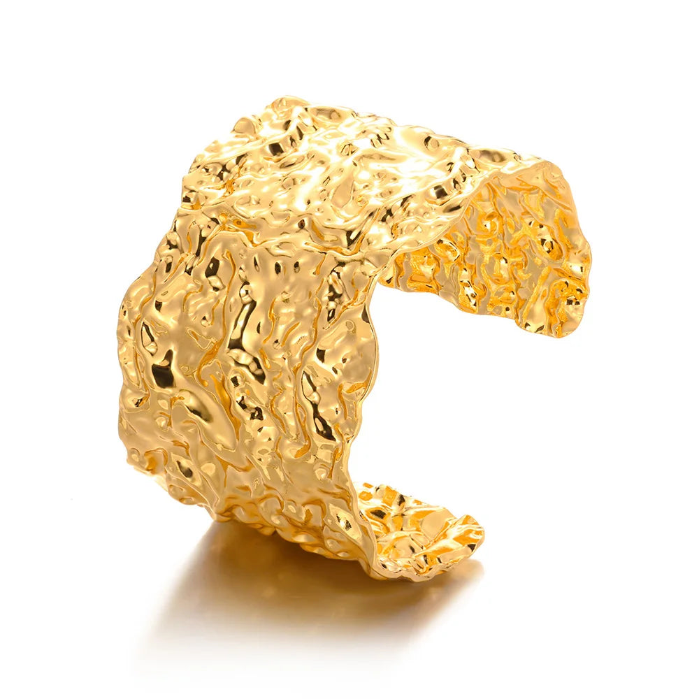 Brazalete "Flora-Steel": Una Escultura Botánica en Acero y Oro