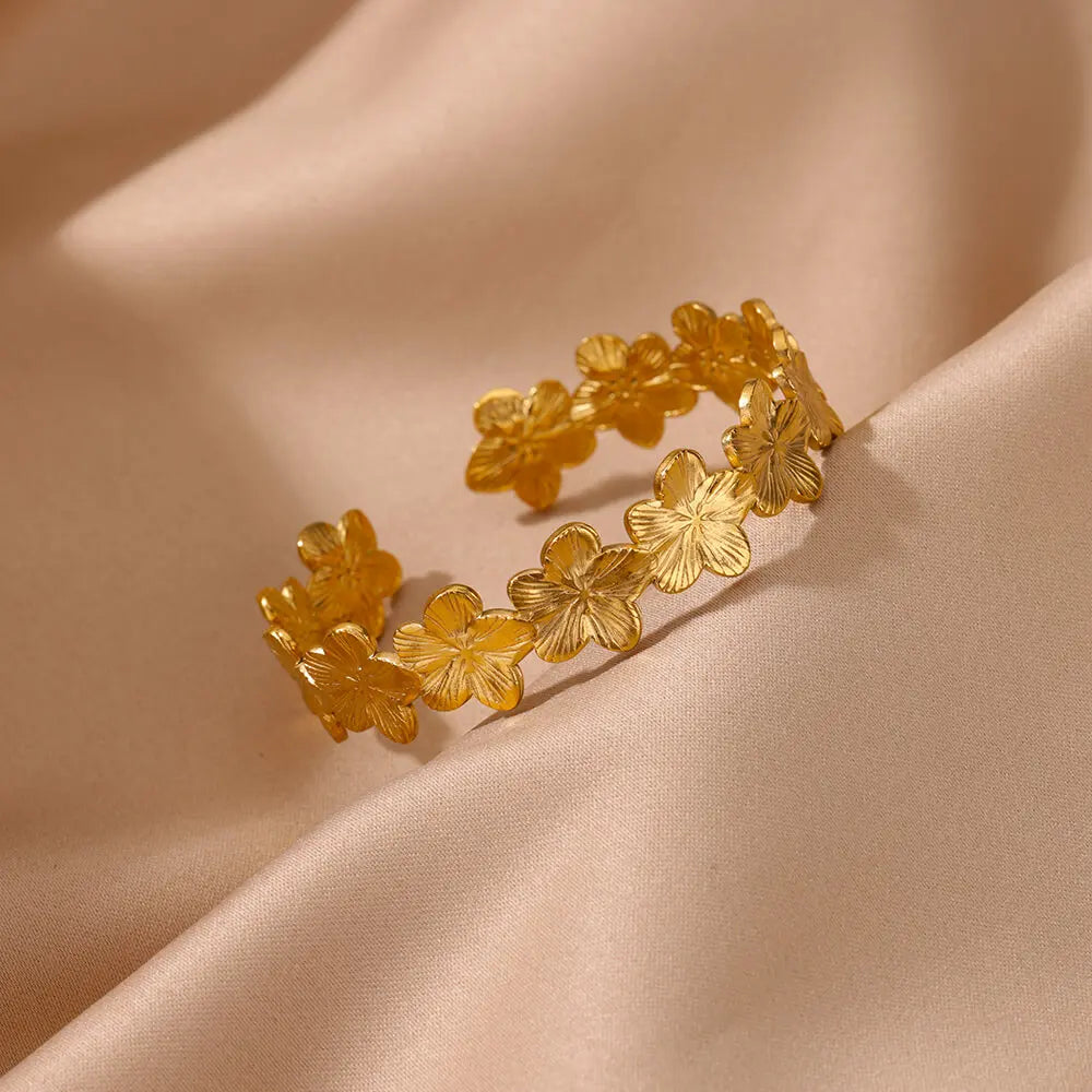 Brazalete "Flora-Steel": Una Escultura Botánica en Acero y Oro