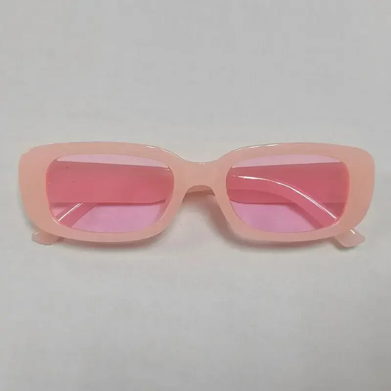Lentes "Linear-Vibe": Silueta Rectangular de Inspiración Retro-Futurista