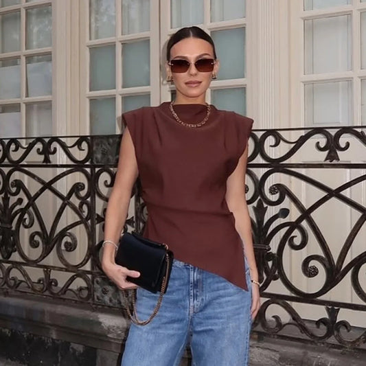 Top "Power-Sleeveless": Diseño con Hombreras